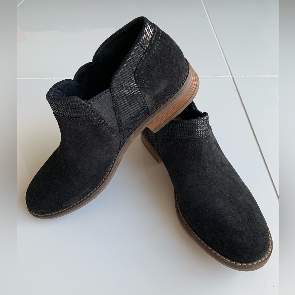 Clarks 7.5 Black Suede Shoes